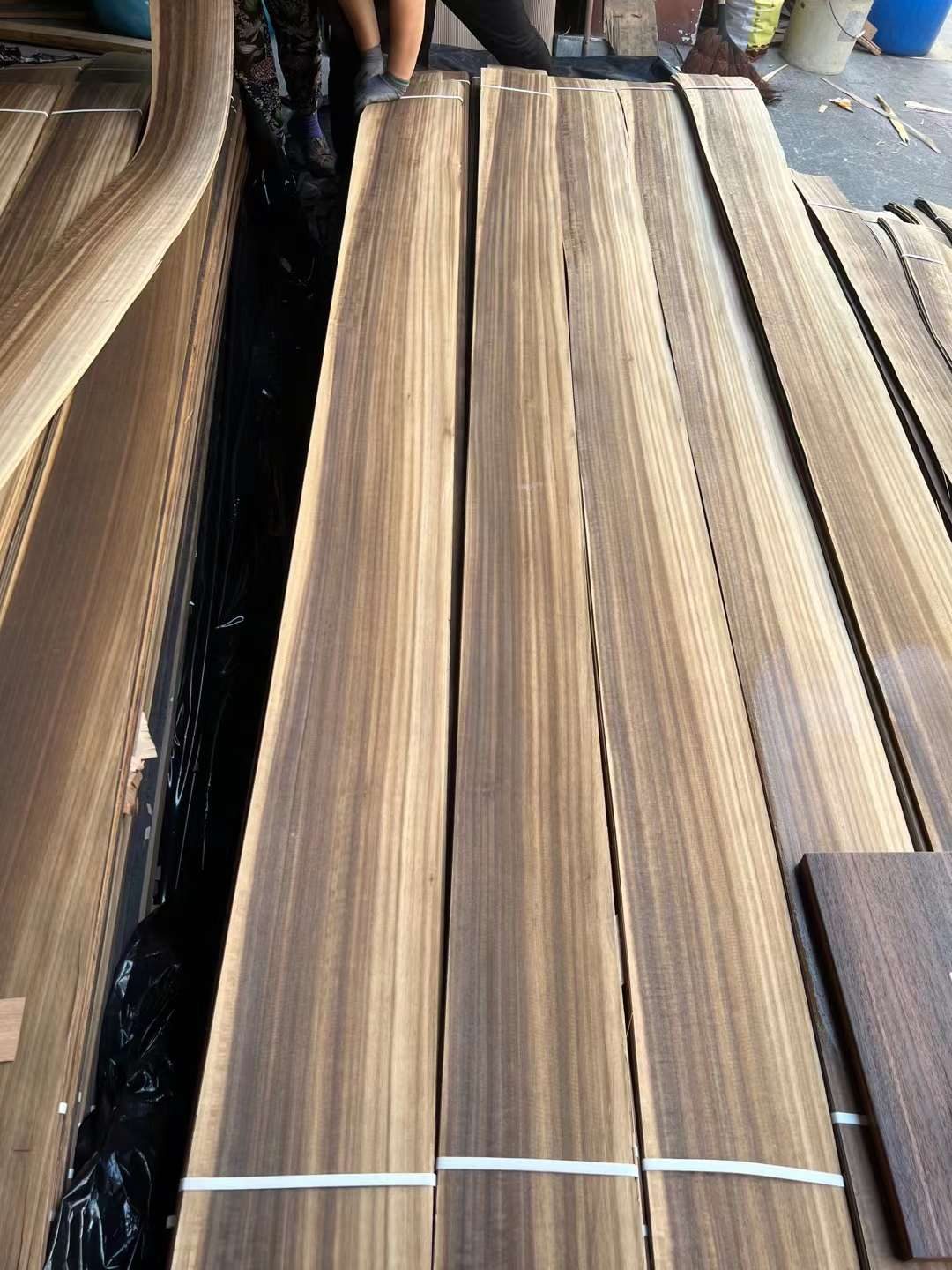 Striped veneer
