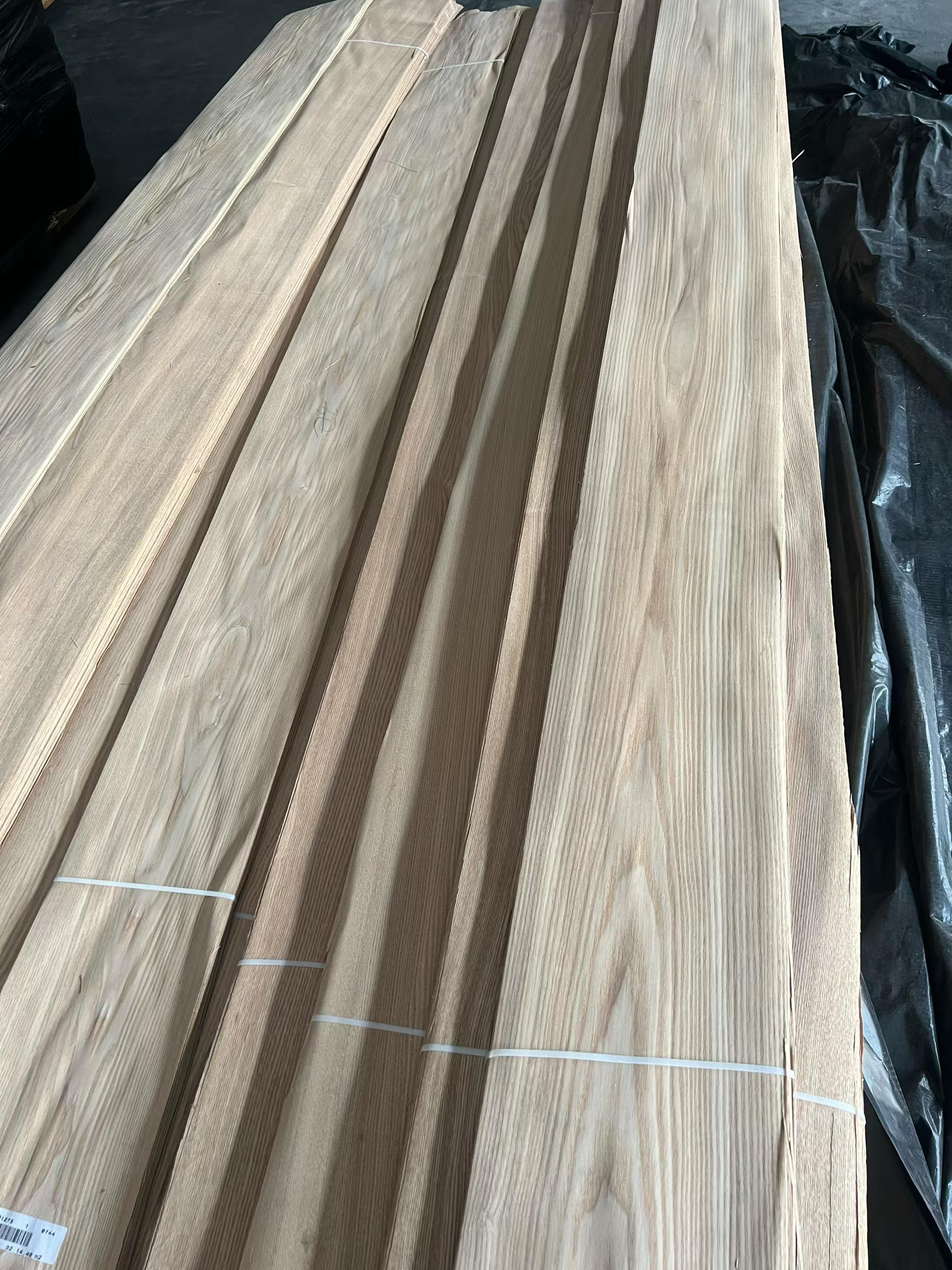 Quercia Rossa veneer — Straight grain / Mountain grain