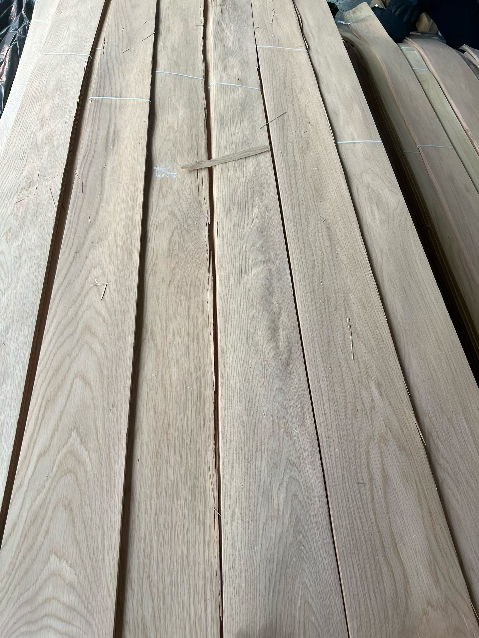 Quercia Rossa veneer — Straight grain / Mountain grain
